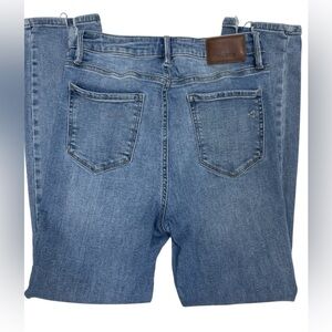 Hidden Taylor Skinny Jeans with Front Slit
Size 30